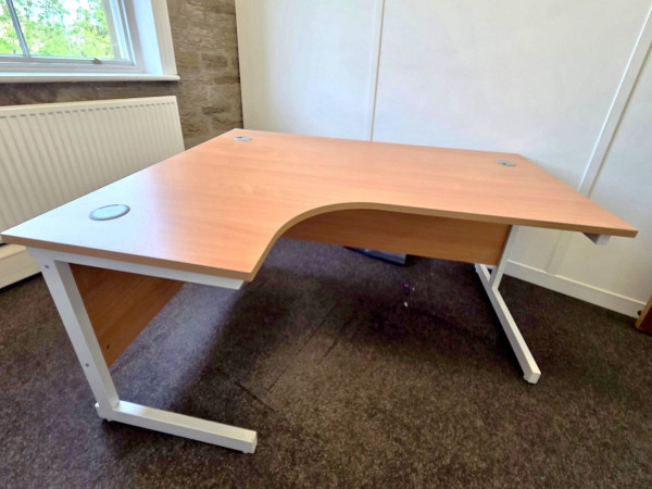 7552 DC16 Corner desk white legs